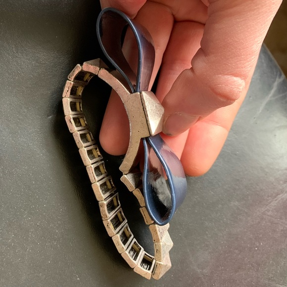 90’s BCBG Bow Bracelet - Picture 10 of 11